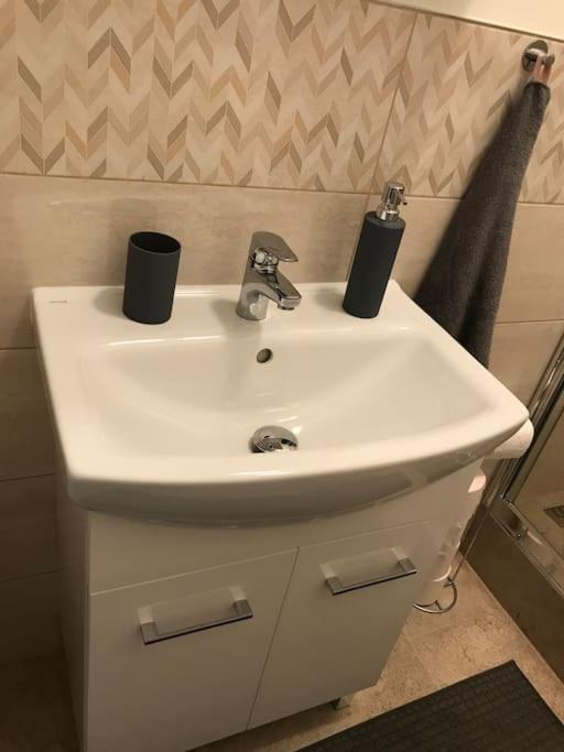 Lejlighed Near Park Only 5 Minutes Walk , Where Find The World Famous Szechenyi Thermal Bath Spa, Capital Circus , Museums The Is Modern And Newly Renovated ,in A Quiet And Peaceful Oasis With Ac ,smart Tv, High Speed Internet