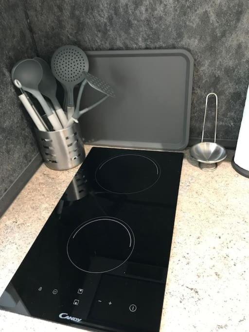 Lejlighed Near Park Only 5 Minutes Walk , Where Find The World Famous Szechenyi Thermal Bath Spa, Capital Circus , Museums The Is Modern And Newly Renovated ,in A Quiet And Peaceful Oasis With Ac ,smart Tv, High Speed Internet *