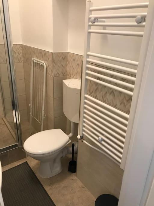 Lejlighed Near Park Only 5 Minutes Walk , Where Find The World Famous Szechenyi Thermal Bath Spa, Capital Circus , Museums The Is Modern And Newly Renovated ,in A Quiet And Peaceful Oasis With Ac ,smart Tv, High Speed Internet *