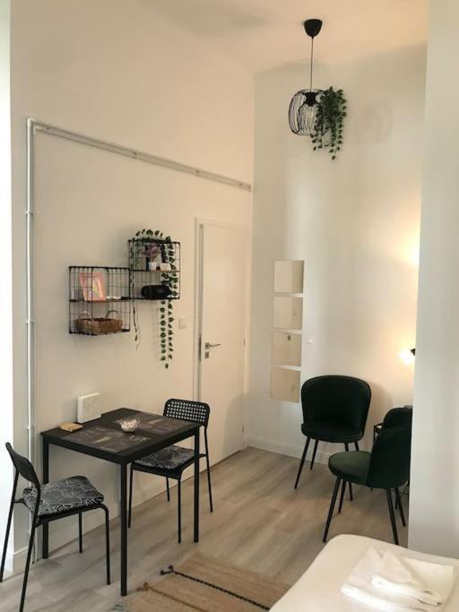Lejlighed Near Park Only 5 Minutes Walk , Where Find The World Famous Szechenyi Thermal Bath Spa, Capital Circus , Museums The Is Modern And Newly Renovated ,in A Quiet And Peaceful Oasis With Ac ,smart Tv, High Speed Internet *