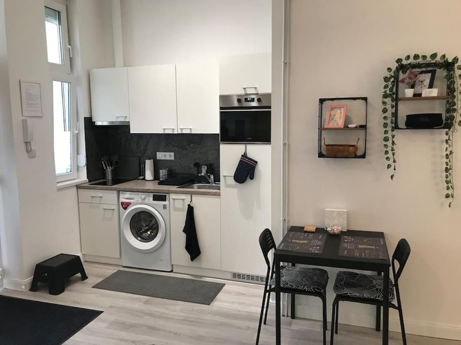 Lejlighed Near Park Only 5 Minutes Walk , Where Find The World Famous Szechenyi Thermal Bath Spa, Capital Circus , Museums The Is Modern And Newly Renovated ,in A Quiet And Peaceful Oasis With Ac ,smart Tv, High Speed Internet *