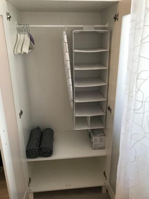 Lejlighed Near Park Only 5 Minutes Walk , Where Find The World Famous Szechenyi Thermal Bath Spa, Capital Circus , Museums The Is Modern And Newly Renovated ,in A Quiet And Peaceful Oasis With Ac ,smart Tv, High Speed Internet Budapest