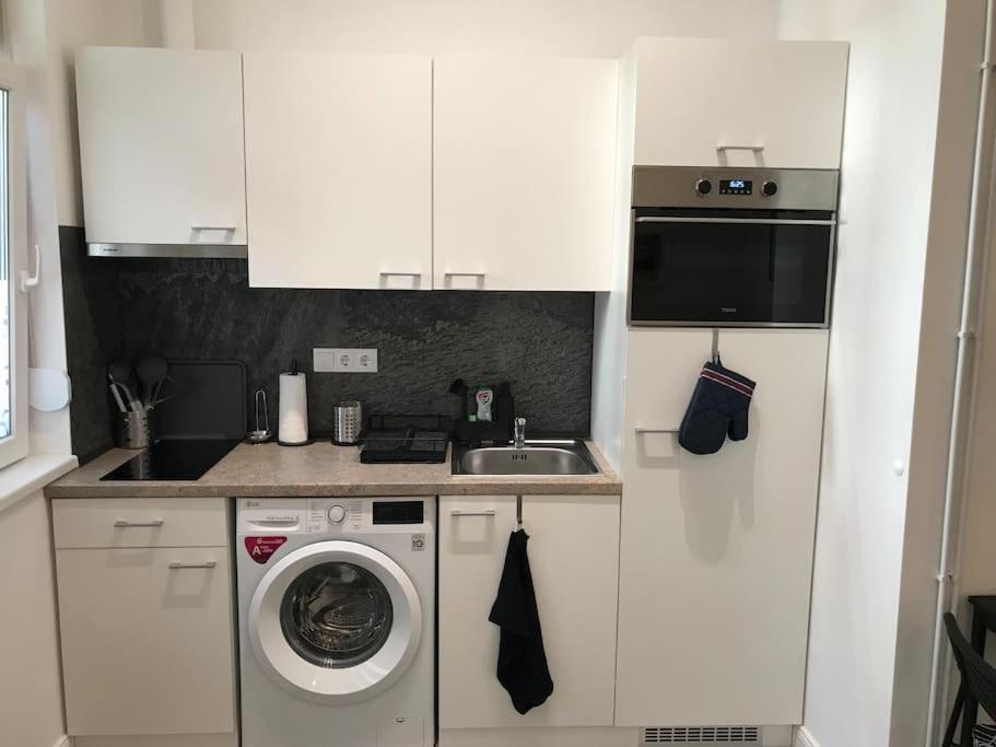 Lejlighed Near Park Only 5 Minutes Walk , Where Find The World Famous Szechenyi Thermal Bath Spa, Capital Circus , Museums The Is Modern And Newly Renovated ,in A Quiet And Peaceful Oasis With Ac ,smart Tv, High Speed Internet Budapest