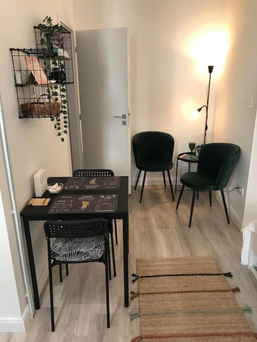 Near Park Only 5 Minutes Walk , Where Find The World Famous Szechenyi Thermal Bath Spa, Capital Circus , Museums The Is Modern And Newly Renovated ,in A Quiet And Peaceful Oasis With Ac ,smart Tv, High Speed Internet * Budapest