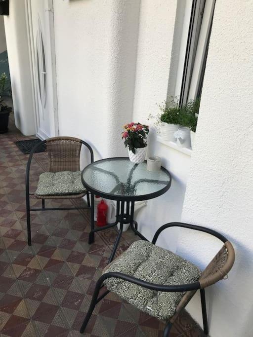 Near Park Only 5 Minutes Walk , Where Find The World Famous Szechenyi Thermal Bath Spa, Capital Circus , Museums The Is Modern And Newly Renovated ,in A Quiet And Peaceful Oasis With Ac ,smart Tv, High Speed Internet Lejlighed Budapest