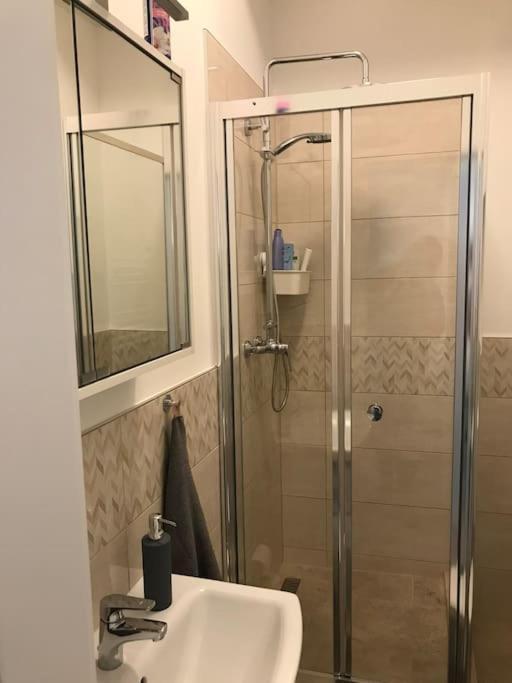 Lejlighed Near Park Only 5 Minutes Walk , Where Find The World Famous Szechenyi Thermal Bath Spa, Capital Circus , Museums The Is Modern And Newly Renovated ,in A Quiet And Peaceful Oasis With Ac ,smart Tv, High Speed Internet