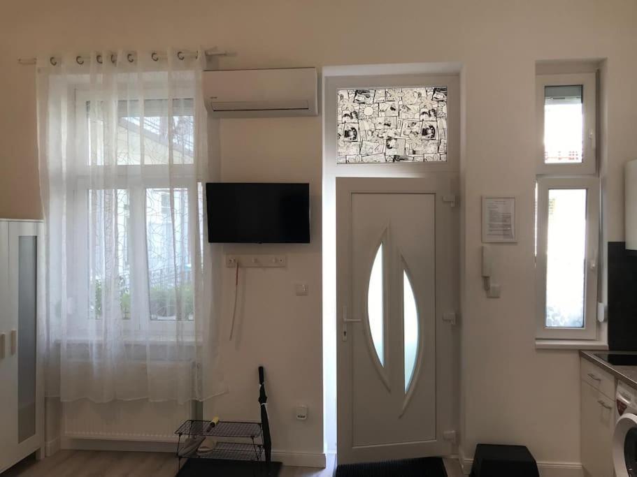 Near Park Only 5 Minutes Walk , Where Find The World Famous Szechenyi Thermal Bath Spa, Capital Circus , Museums The Is Modern And Newly Renovated ,in A Quiet And Peaceful Oasis With Ac ,smart Tv, High Speed Internet Lejlighed