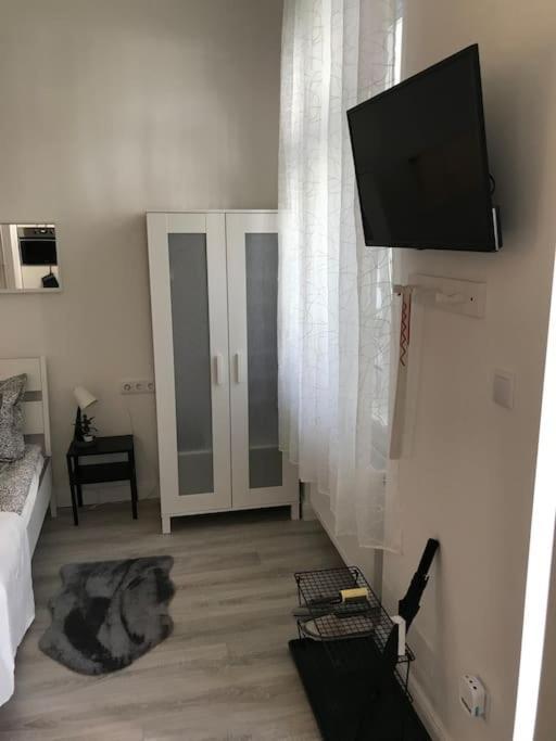 Near Park Only 5 Minutes Walk , Where Find The World Famous Szechenyi Thermal Bath Spa, Capital Circus , Museums The Is Modern And Newly Renovated ,in A Quiet And Peaceful Oasis With Ac ,smart Tv, High Speed Internet Budapest