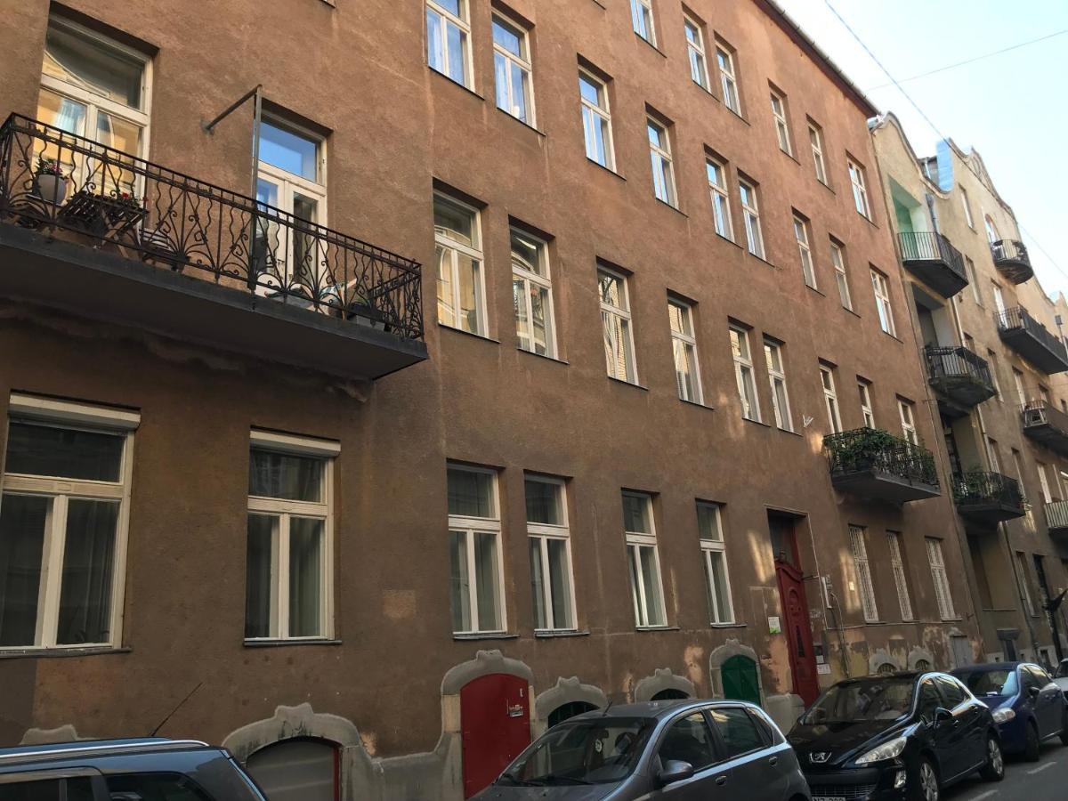 Lejlighed Near Park Only 5 Minutes Walk , Where Find The World Famous Szechenyi Thermal Bath Spa, Capital Circus , Museums The Is Modern And Newly Renovated ,in A Quiet And Peaceful Oasis With Ac ,smart Tv, High Speed Internet *