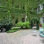 Near City Park Only 5 Minutes Walk , Where You Can Find The World Famous Szechenyi Thermal Bath Spa, Capital Circus , Museums The Apartment Is Modern And Newly Renovated ,In A Quiet And Peaceful Green Oasis With Ac ,Smart Tv, High Speed Internet