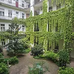 Near City Park Only 5 Minutes Walk , Where You Can Find The World Famous Szechenyi Thermal Bath Spa, Capital Circus , Museums The Apartment Is Modern And Newly Renovated ,In A Quiet And Peaceful Green Oasis With Ac ,Smart Tv, High Speed Internet