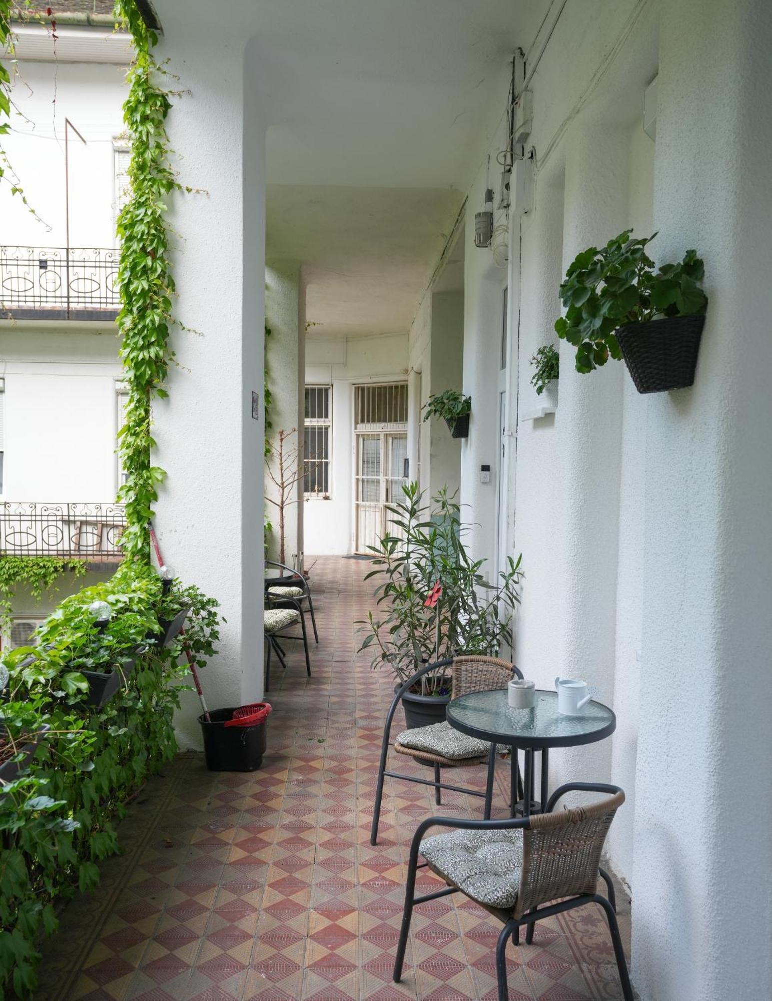 Apartamento Near Park Only 5 Minutes Walk , Where Find The World Famous Szechenyi Thermal Bath Spa, Capital Circus , Museums The Is Modern And Newly Renovated ,in A Quiet And Peaceful Oasis With Ac ,smart Tv, High Speed Internet