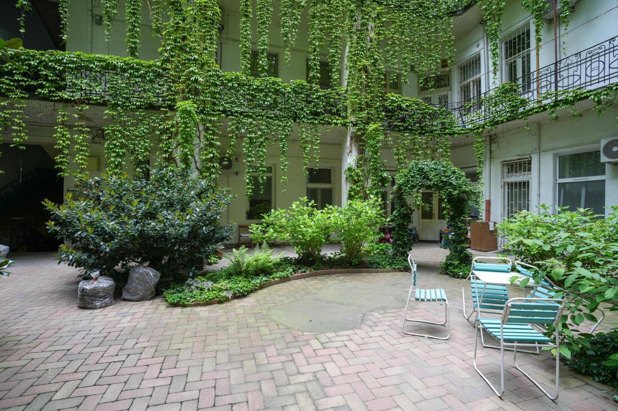 Near Park Only 5 Minutes Walk , Where Find The World Famous Szechenyi Thermal Bath Spa, Capital Circus , Museums The Is Modern And Newly Renovated ,in A Quiet And Peaceful Oasis With Ac ,smart Tv, High Speed Internet Apartamento