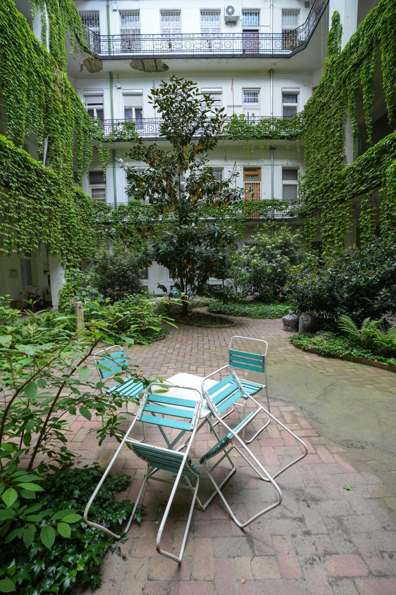 Near Park Only 5 Minutes Walk , Where Find The World Famous Szechenyi Thermal Bath Spa, Capital Circus , Museums The Is Modern And Newly Renovated ,in A Quiet And Peaceful Oasis With Ac ,smart Tv, High Speed Internet Apartamento
