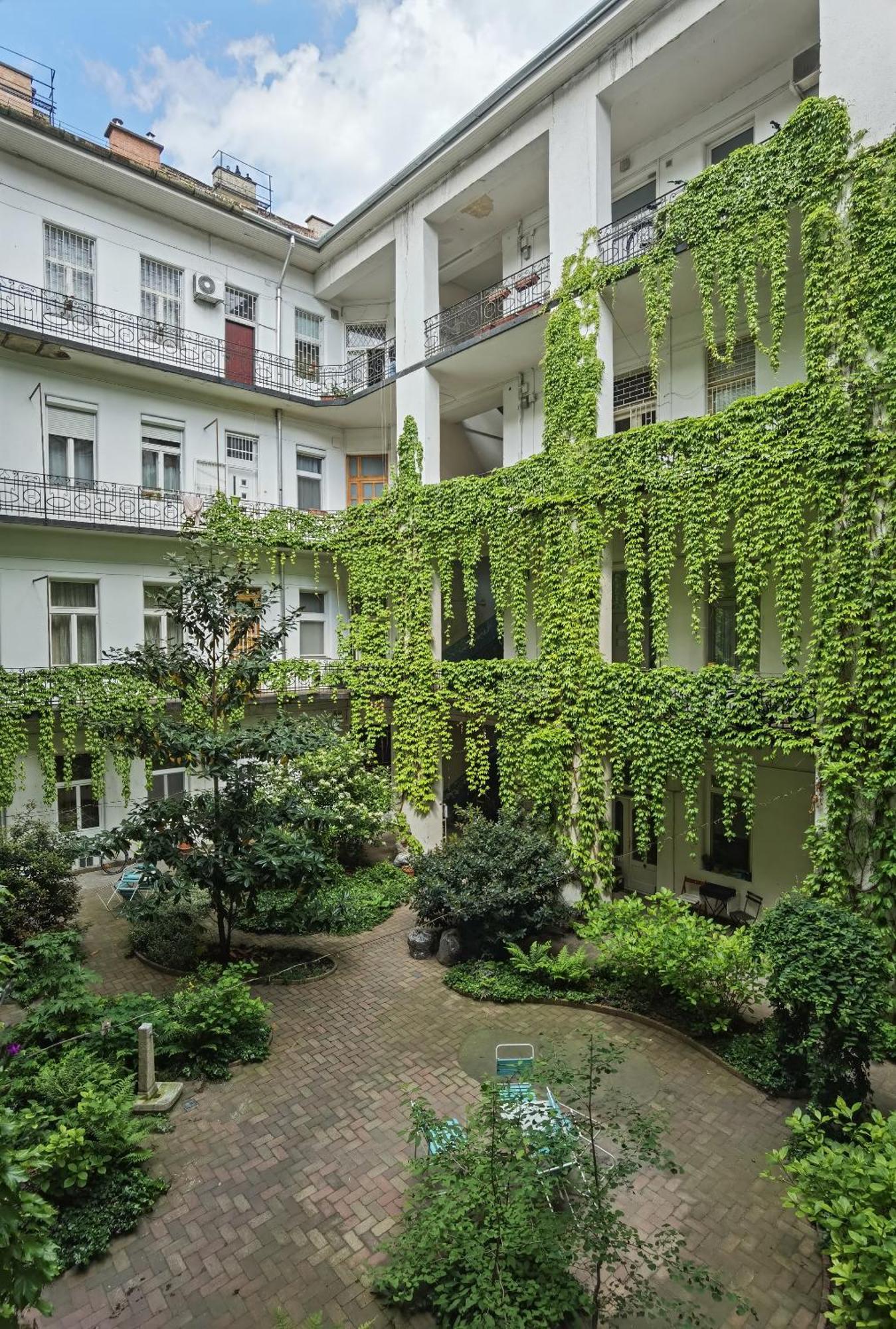 Near Park Only 5 Minutes Walk , Where Find The World Famous Szechenyi Thermal Bath Spa, Capital Circus , Museums The Is Modern And Newly Renovated ,in A Quiet And Peaceful Oasis With Ac ,smart Tv, High Speed Internet Apartamento Budapest