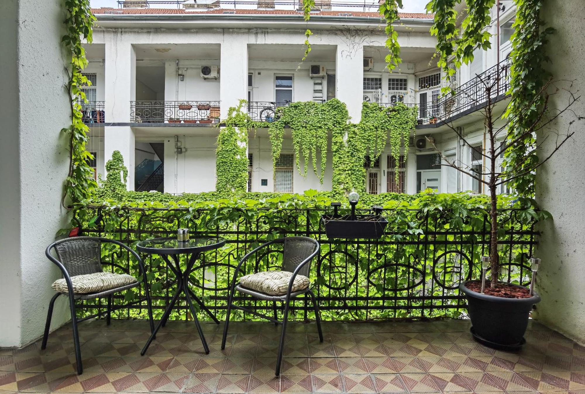 Near Park Only 5 Minutes Walk , Where Find The World Famous Szechenyi Thermal Bath Spa, Capital Circus , Museums The Is Modern And Newly Renovated ,in A Quiet And Peaceful Oasis With Ac ,smart Tv, High Speed Internet *