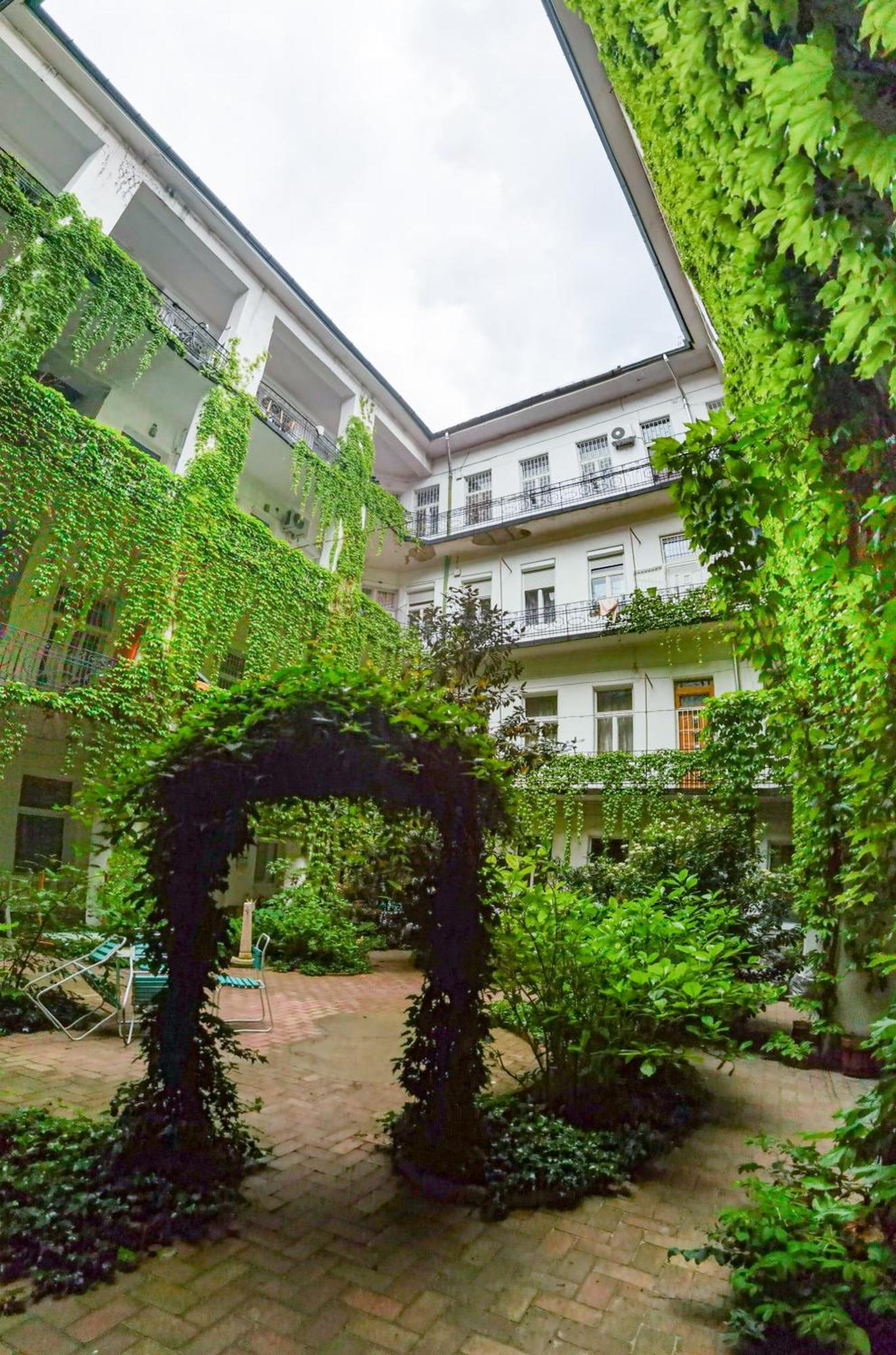Near Park Only 5 Minutes Walk , Where Find The World Famous Szechenyi Thermal Bath Spa, Capital Circus , Museums The Is Modern And Newly Renovated ,in A Quiet And Peaceful Oasis With Ac ,smart Tv, High Speed Internet Apartamento